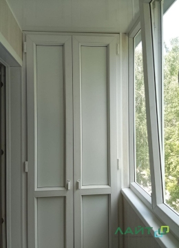 Остекление, отделка панелями, монтаж шкафа